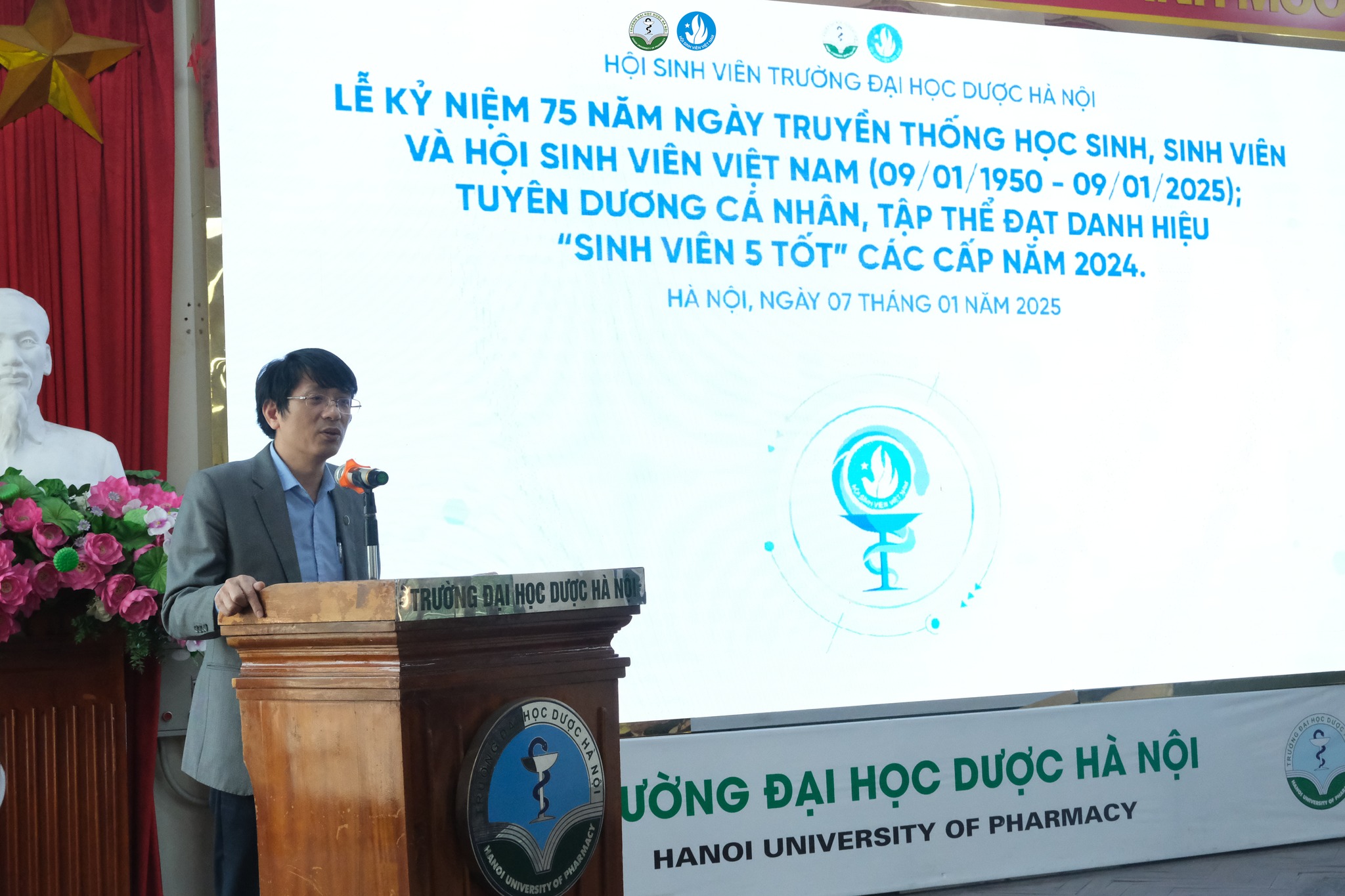 Ảnh 5.  Phó Giáo sư, Tiến sĩ Nguyễn Mạnh Tuyển - Uỷ viên Ban Thường vụ Đảng uỷ, Phó Hiệu trưởng, Chủ tịch Công đoàn Trường Đại học Dược Hà Nội đã phát biểu chỉ đạo tại buổi Lễ kỷ niệm.
